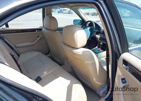 2005 BMW 330I z USA, uszkodzony, nr VIN WBAEV53435KM40855